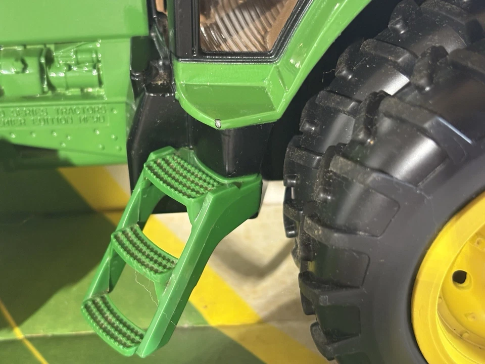 TRACTOR AGRÍCOLA JOHN DEERE 1:16 con tracción multifunción y doble fundición a presión 7800 con caja Foto 4 de 4