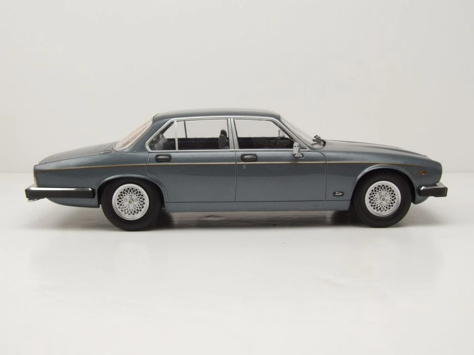 Jaguar XJ Series III 1979 grau Modellauto 1:18 MCG - Bild 4 von 4
