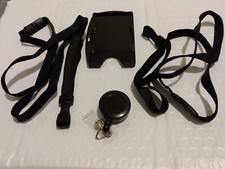 Dwie czarne smycze specjalistyczne na identyfikatory, jeden kołowrotek plakietek i jeden uchwyt na plakietkę (B)