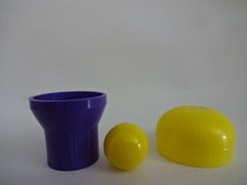 Altes Spielzeug / Lila Wurfspiel mit gelber Kugel