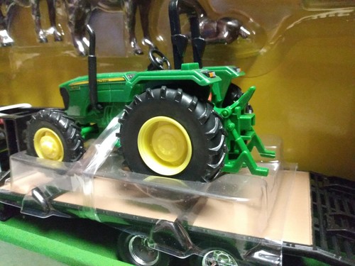 TOMY Ertl ~ John Deere Hauling Set w/ Truck, Trailer, 5075E Tractor and Horses - Picture 6 of 12