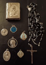 Vintage mixed religious lot. Chapelet, boite & médailles. 