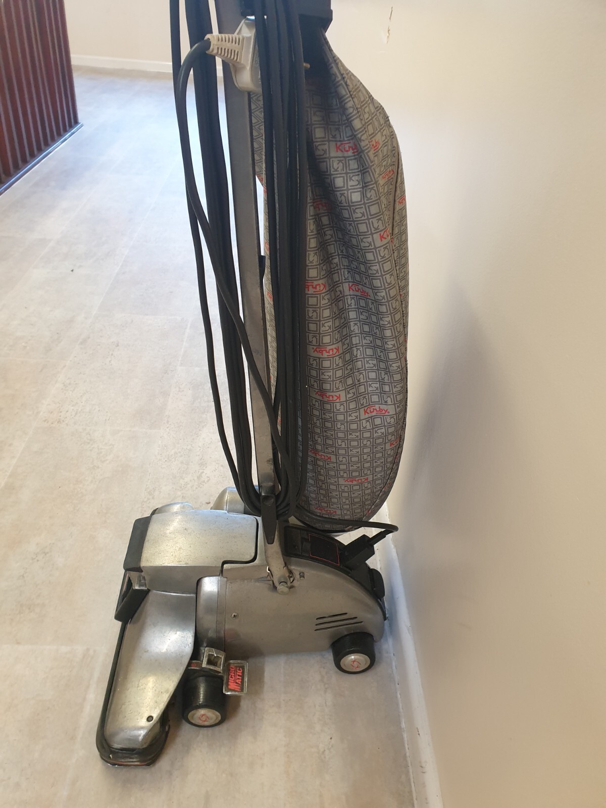 KIRBY HERITAGE II LEGEND VACUUM CLEANER. Model No HE2. Vintage 1984