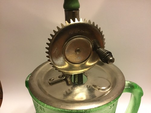 HAZEL ATLAS 4 Cups (1 Qt) Measuring Cup Green Uranium Glass w/ A&J Hand Mixer - Picture 3 of 19