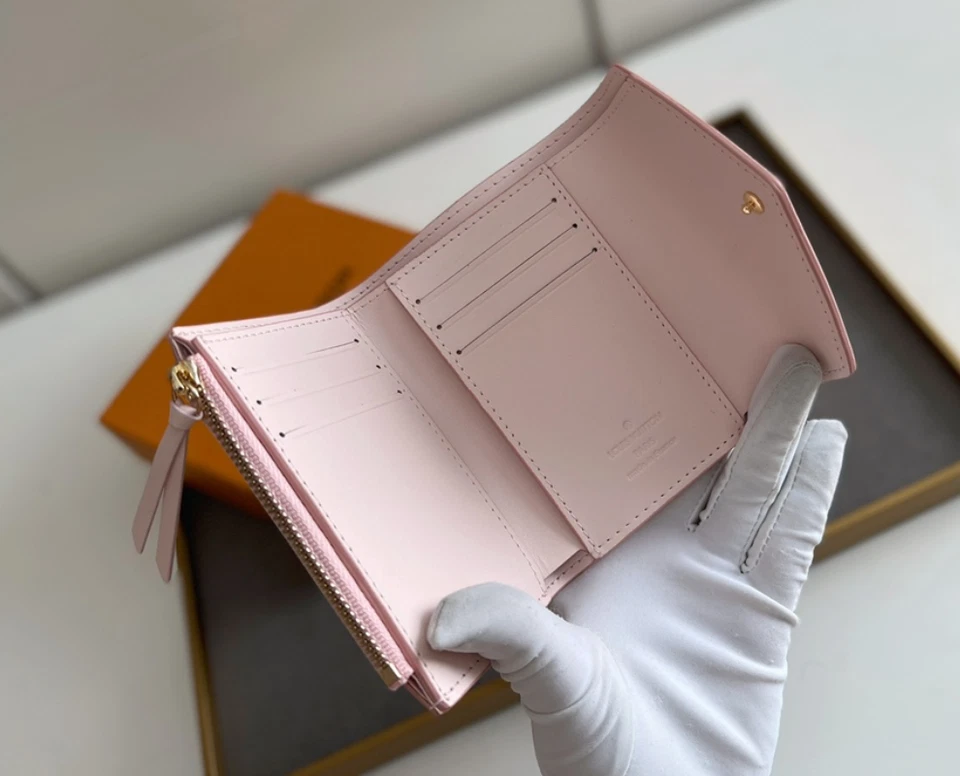 Cartera sobre Louis Vernis charol compacta triple pliegue para mujer nueva Foto 4 de 4