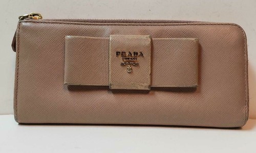 Hermosa billetera de diseño PRADA Saffiano con cremallera de cuero con arco - Imagen 4 de 11