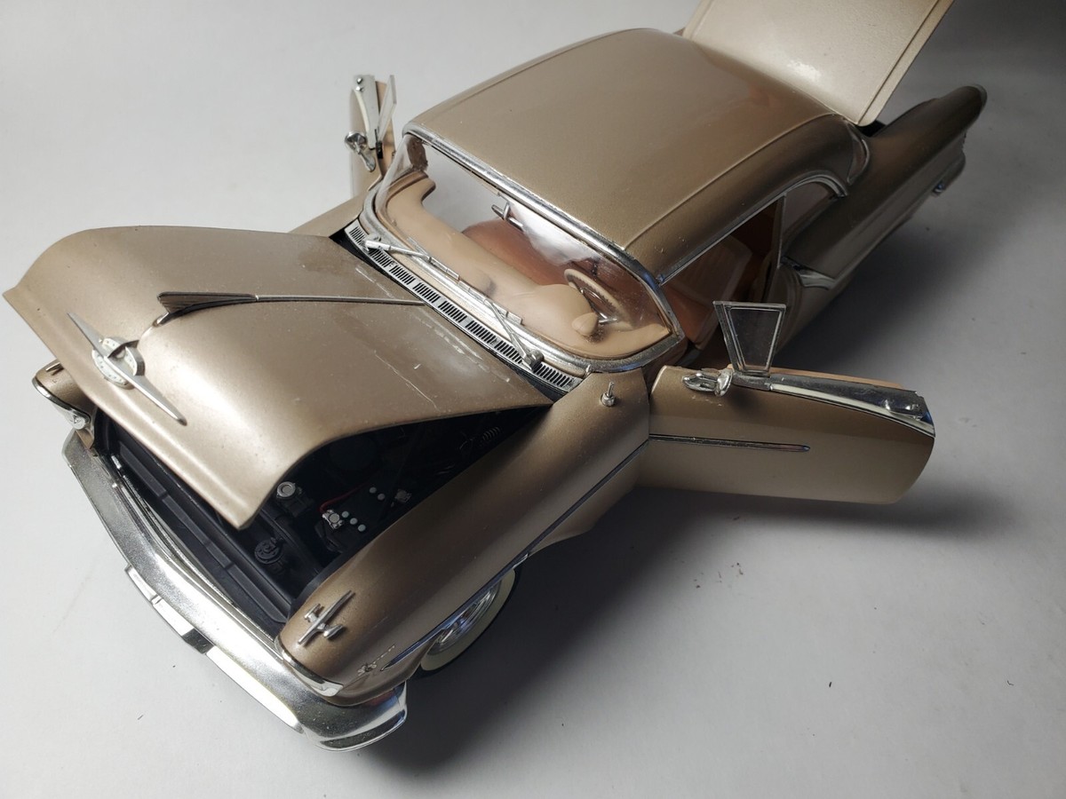 Highway 61 1957 Oldsmobile Super 88 1:18 Scale Diecast Model Car