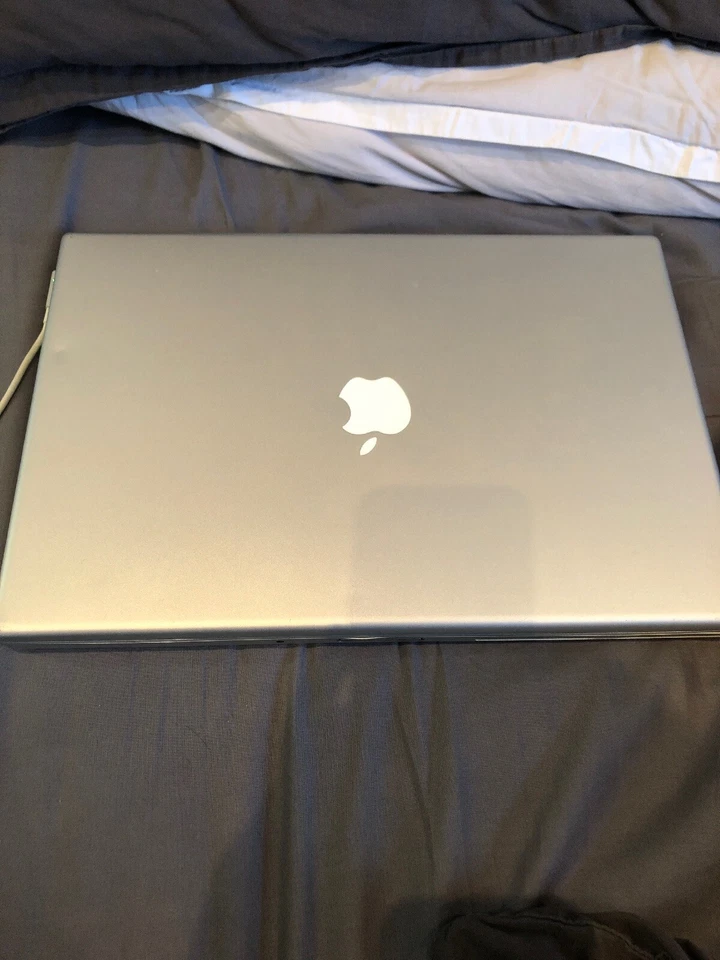 2006 15 Inch Macbook Pro 2,2 2.33Ghz, 2GB RAM - Image 3 of 4