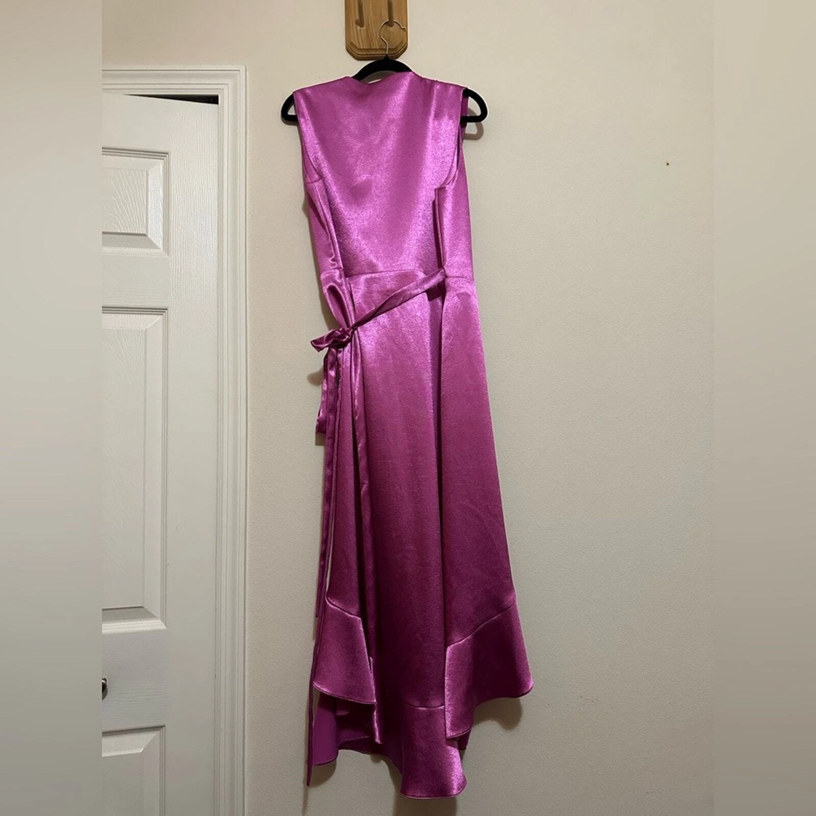 Abito Maje rosa raso midi senza maniche avvolgente con volant taglia L San Valentino Barbie matrimonio