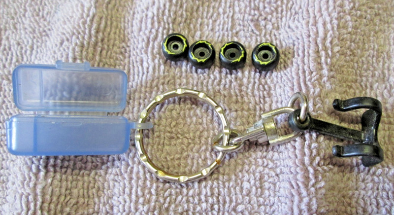 vintage mini skate board wheels storeage case keychain