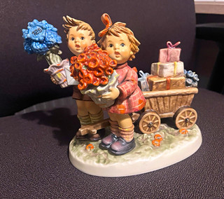Goebel M.I. Hummel Century Collection Love's Bounty Figurine 1996 Boxed 16.5cm