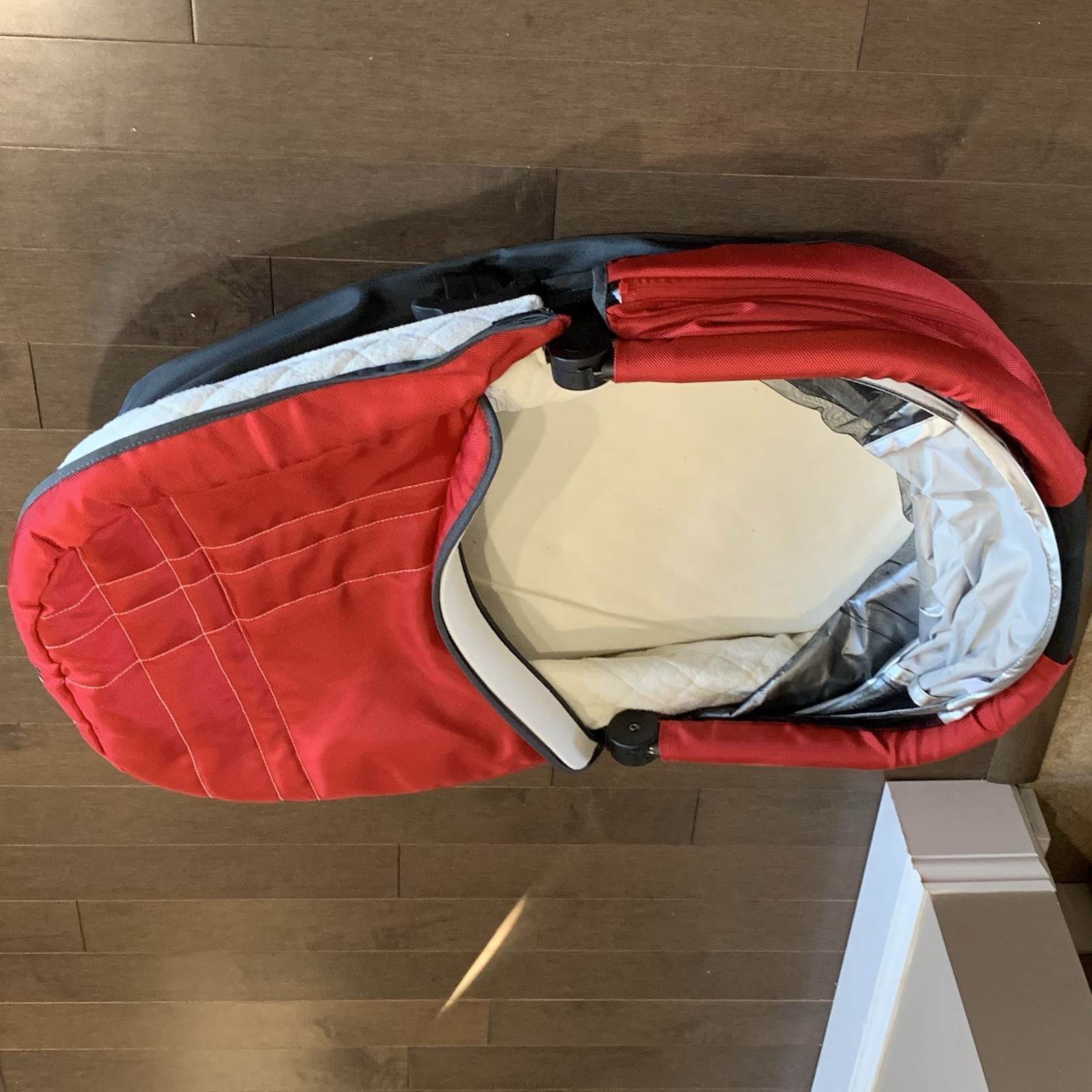 UppaBaby 2012  Universal BABY BASSINET w/ Mattress Mosquito Net Travel Bag Red