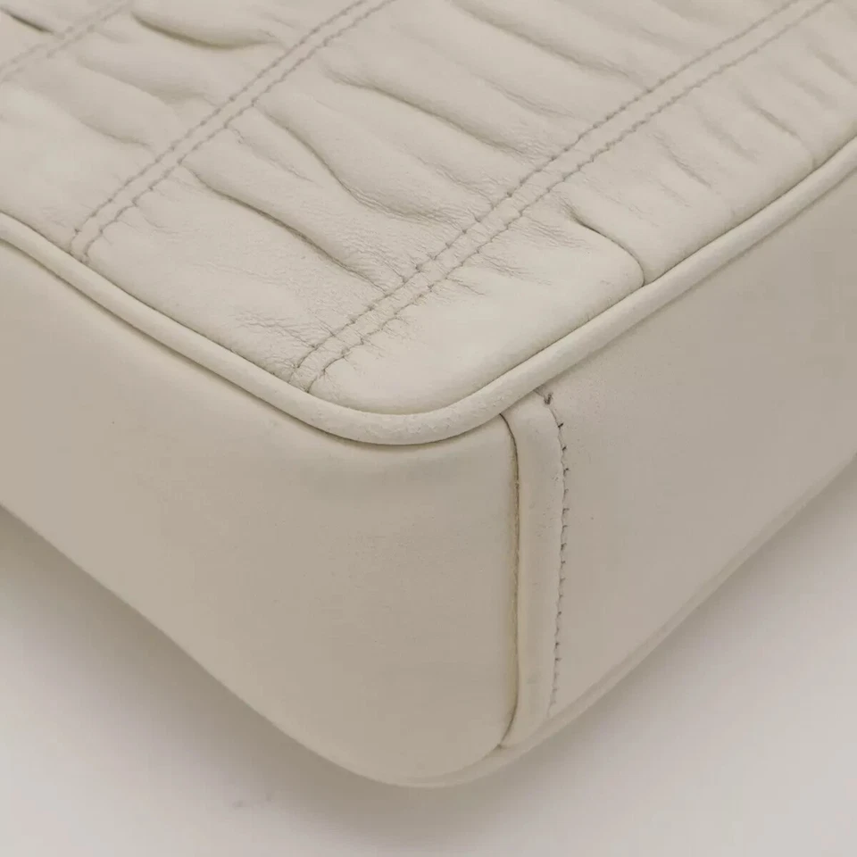 Bolso de hombro Prada con solapa de cadena napa Gaufre pequeño (blanco) Foto 3 de 4