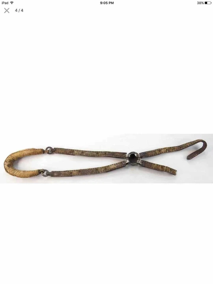 Trampa de caballos antigua con estribos de hierro. correas incrustadas en plata/oro talladas Foto 4 de 4