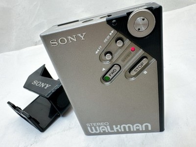 SONY WALKMAN II シルバー　WM-2 動作品　ホルダー付 Sony Walkman II WM-2 Portable Cassette Player Made in Japan READ