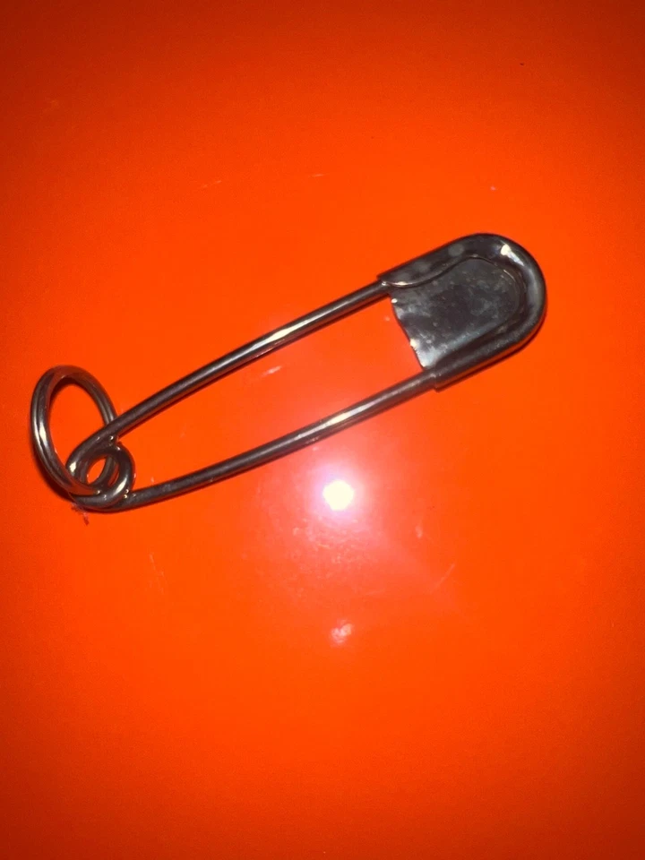 Pin de seguridad de gran tamaño plateado con accesorio/llavero turquesa y cornalina Foto 4 de 4