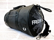 FRED PERRY Borsa a Barile Uomo Nera Grafica Trasporto Palestra Tracolla Borse Sportive NUOVA Prezzo al Dettaglio £90