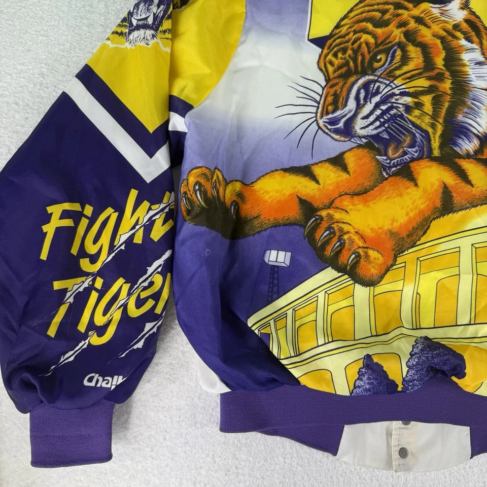 Chaqueta de bombardero grande vintage años 90 LSU Tigers Louisiana University AOP línea tiza Foto 4 de 4