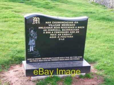 Foto 6x4 Ein moderner Grabstein auf dem alten Kinnnie Friedhof Kann jeder versiert um 2007
