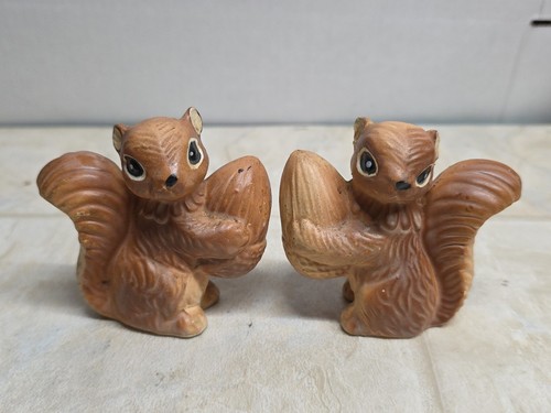 VTG Ceramic Squirrel Holding Acorn Salt and Pepper Shaker Set - Picture 2 of 11