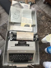 Olivetti Studio 45 Typewriter MINT RARE