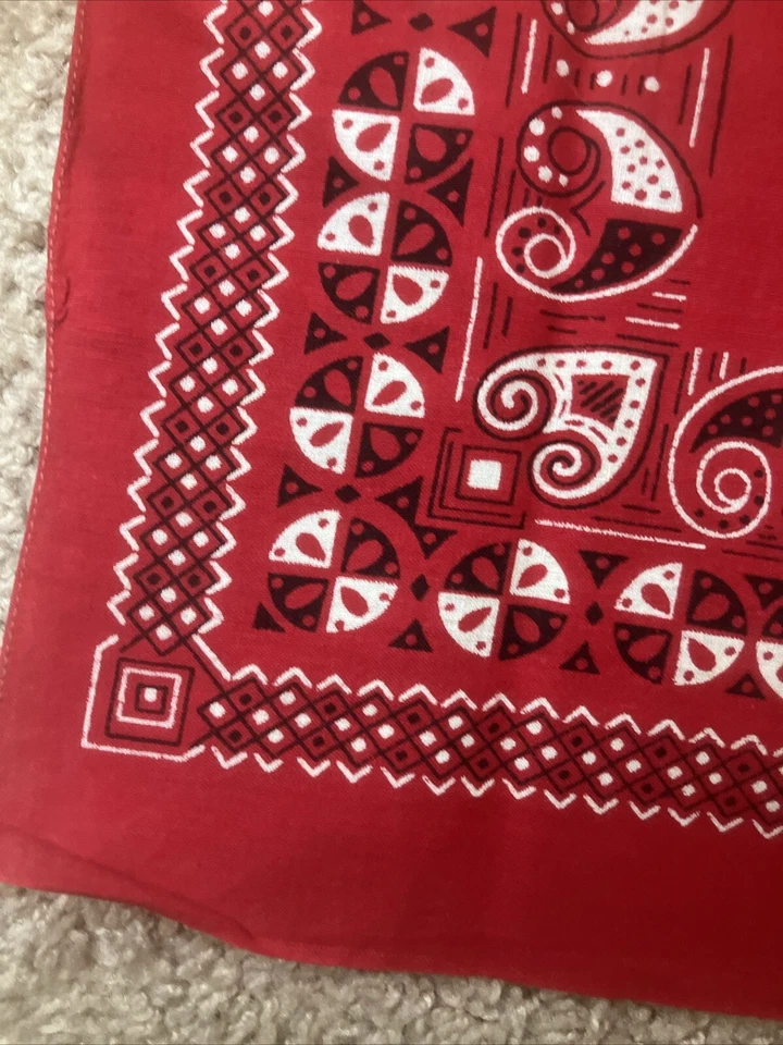 "Bandana roja vintage con estampado geométrico EE. UU. color rápido años 80 22 x 19,25"" algodón" Foto 4 de 4