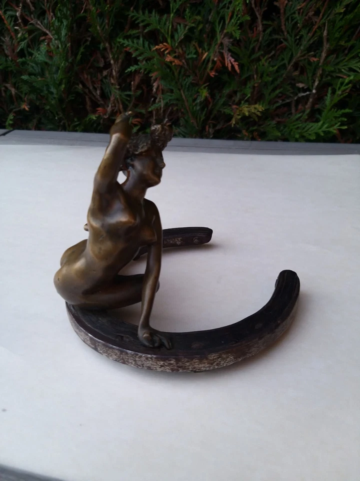 Sculpture George Récipon Porte-bonheur en bronze. Femme nue sur fer à cheval - Photo 2/4
