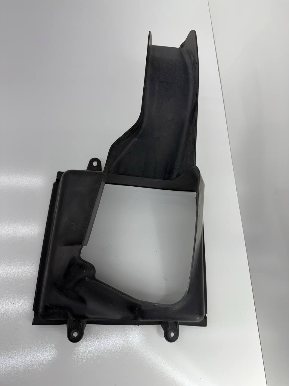 2014-2019 MASERATI GHIBLI FRONT RIGHT PASS SIDE INTERCOOLER AIR DUCT GUIDE 