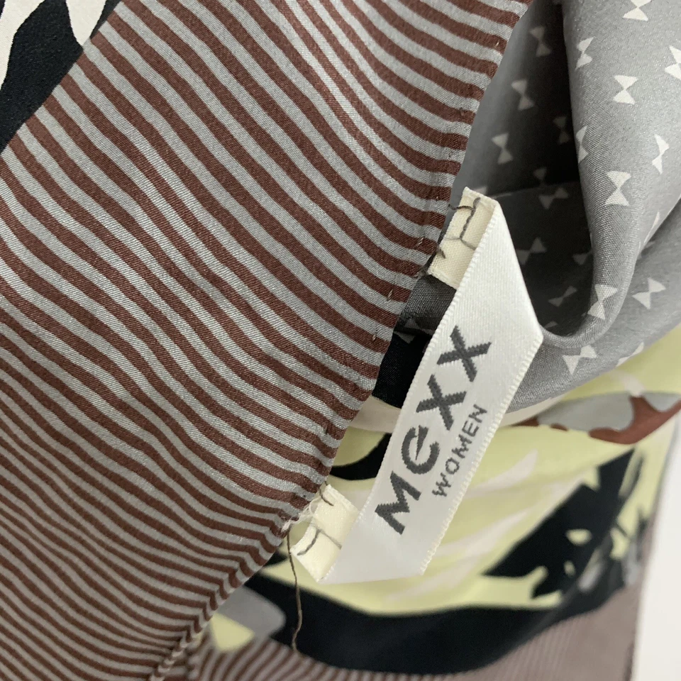 MEXX LENÇO DE SEDA QUADRADO ENROLADO À MÃO CINZA FLORAL 37/34 pol #A61 - Imagem 3 de 4