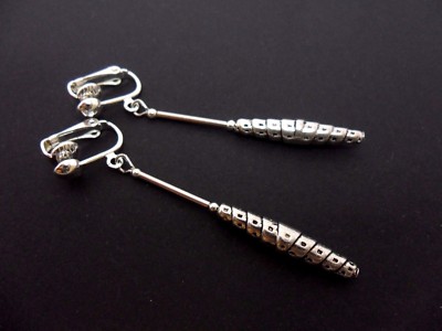 EIN PAAR LANGE SCHLANKE TIBETISCHE SILBER OHRHÄNGER ZUM AUFHÄNGEN. NEU.
