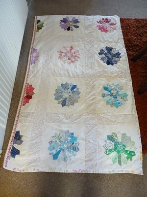 Handgefertigte Vintage 70er Jahre Kinderzimmer Decke, Einzelbett Größe Blumenmuster sehr guter Zustand