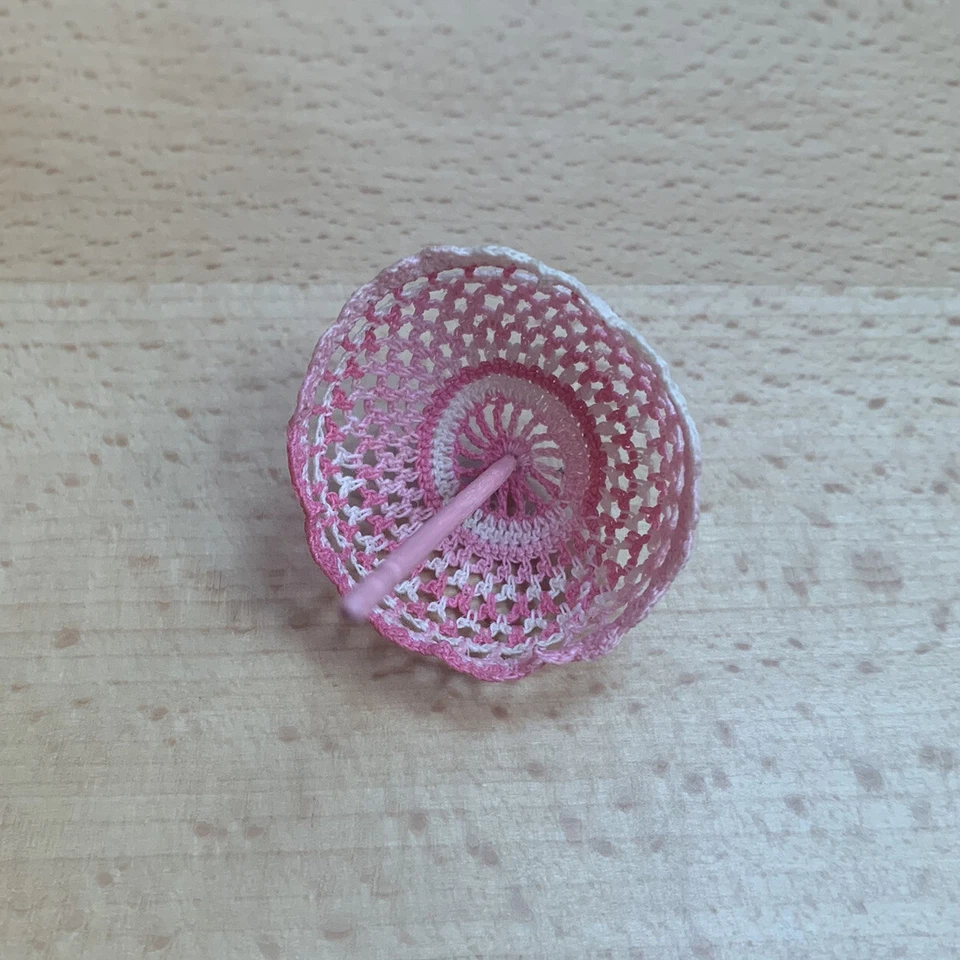 Paraguas vintage artesanal para casa de muñecas miniatura tejido a mano rosa delicada dama Foto 4 de 4