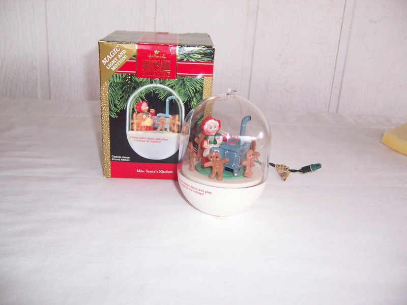 VTG HALLMARK KEEPSAKE MAGIC MRS. SANTA'S KITCHEN ORNAMENT 1990