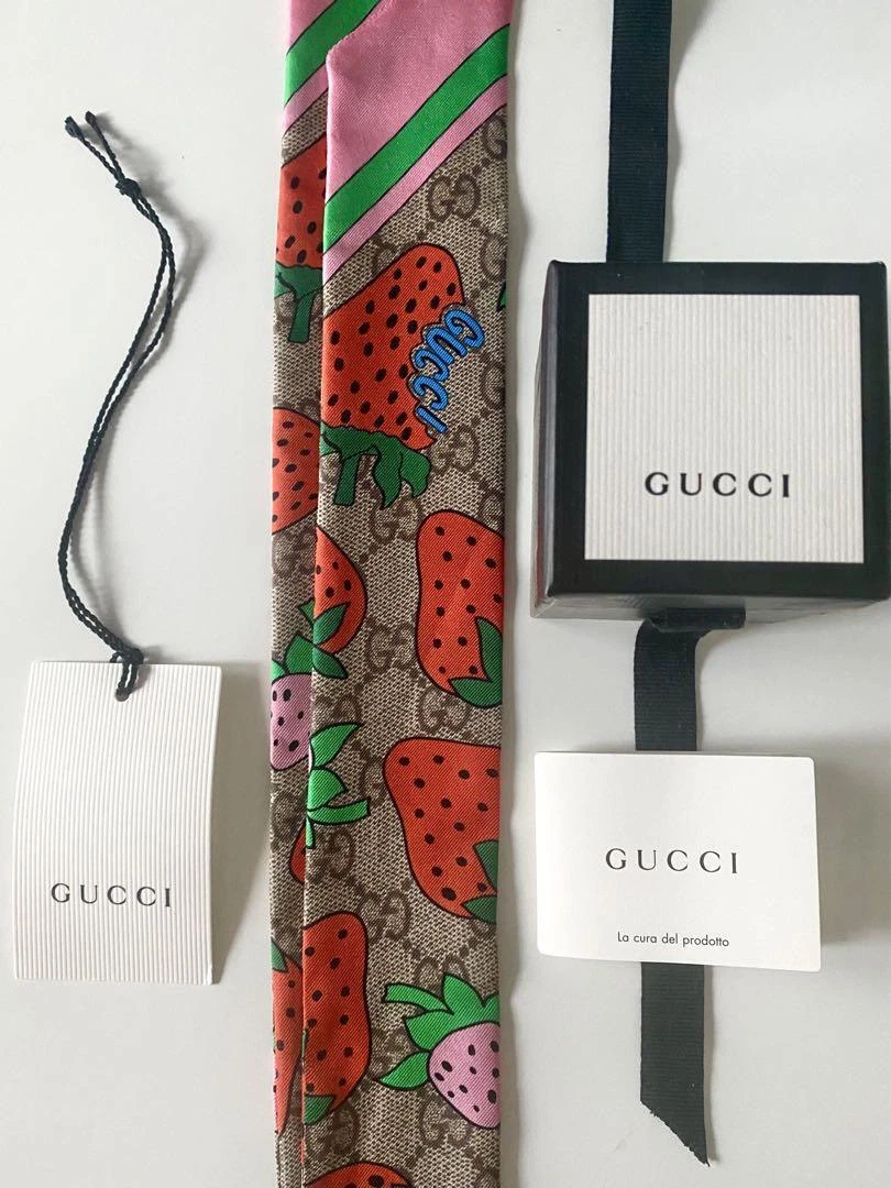 Gucci scarf store strawberry