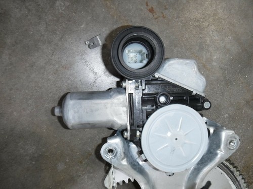 14-18 Tocoma Corolla Highlander Front Left Driver Regulator 69802-02310 D50 - Picture 3 of 4