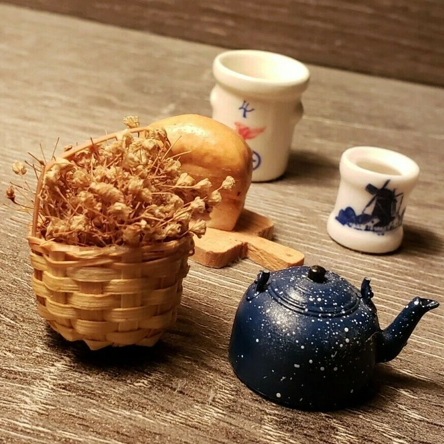 Miniaturas vintage para casa de muñecas: vajilla ala roja, Delft, tetera, pan/tablero, cesta Foto 4 de 4