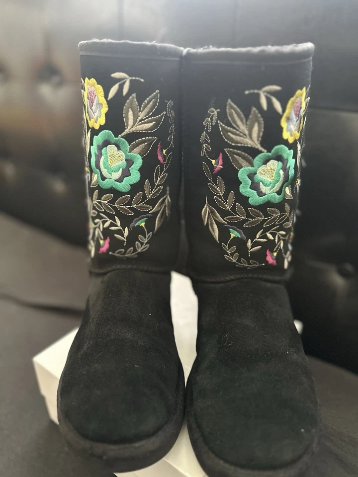 UGG Juliette Floral Bordado Negro Gamuza Mujer Talla US 7 Raro 🔥 Foto 3 de 4