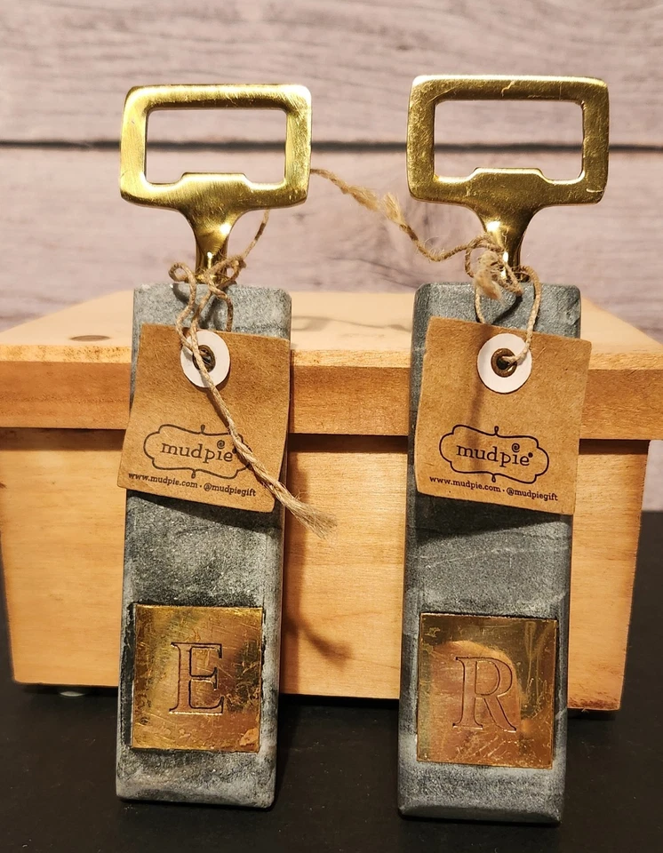 Juego de 2 abrebotellas de mármol y latón Mud Pie letra E y letra R Foto 2 de 4