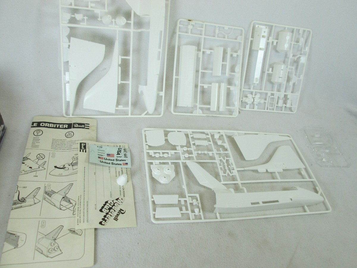 Vintage 1978 Revell Enterprise & Space lab plastic model kit