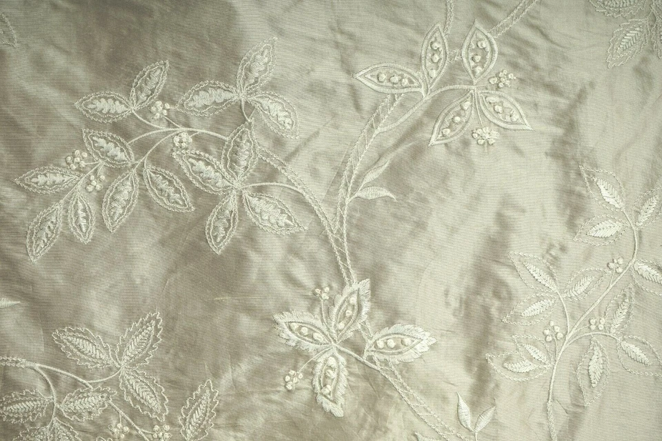 TISSU SOIE FLEURIE BRODEE LARGEUR 137 CM - Photo 1/1