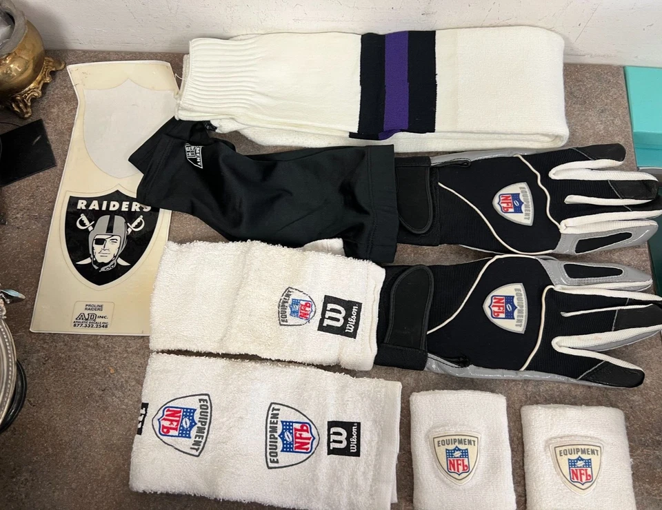 Colección de piezas de equipo de la NFL _ Guantes Magnigrip, calcetines de liniero y más Foto 2 de 4