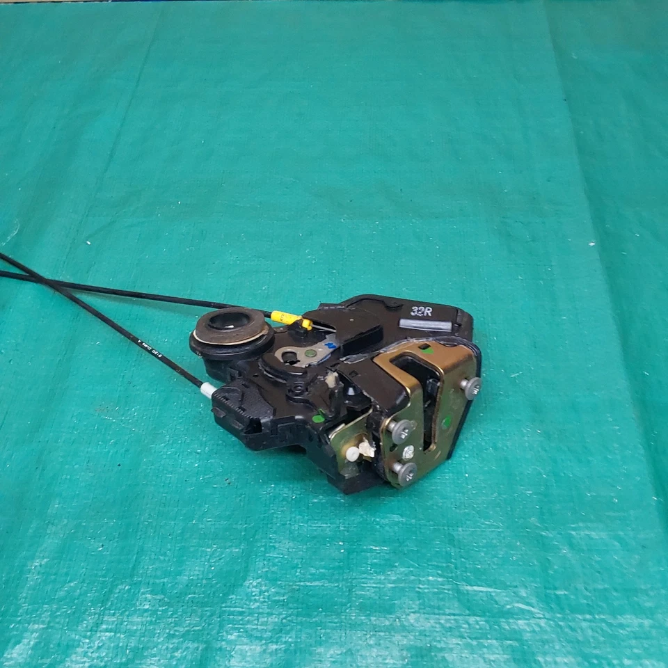 Actuador de cierre de cerradura de puerta trasera derecha Toyota Corolla 2002-2004 OEM 69050-02091 Foto 2 de 4