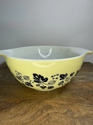 Vintage PYREX Cinderella Bowl Gooseberry Yellow 442  1.5 Quart
