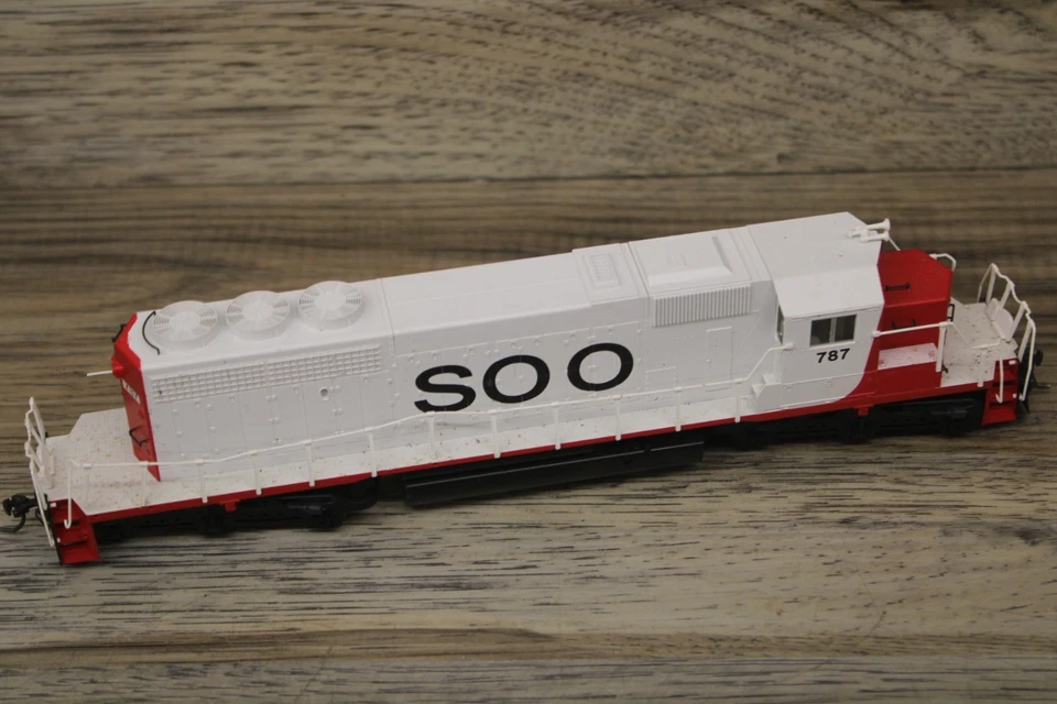 HO Kato SD40-2 Soo Line Locomotive #787 Model Train - Image 2 of 4