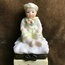 Madame Alexander "Yellow Rosebud"  Porcelain Hinged Box  90615  Mint Cond.