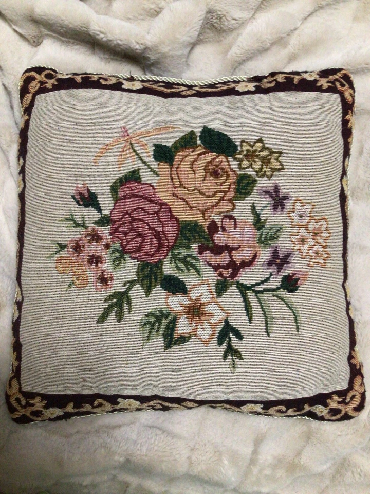 Tapiz de almohada floral rosa, 15x15, granate, oro y bordes blancos con cordón de colección Foto 2 de 4