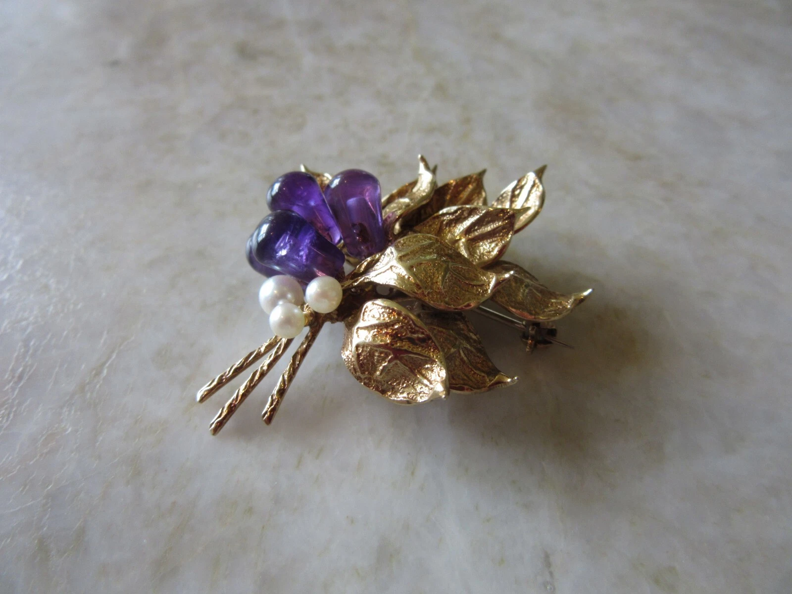 Broche vintage Grosse Allemagne or jaune 14 carats améthyste et perles 10,41 grammes
