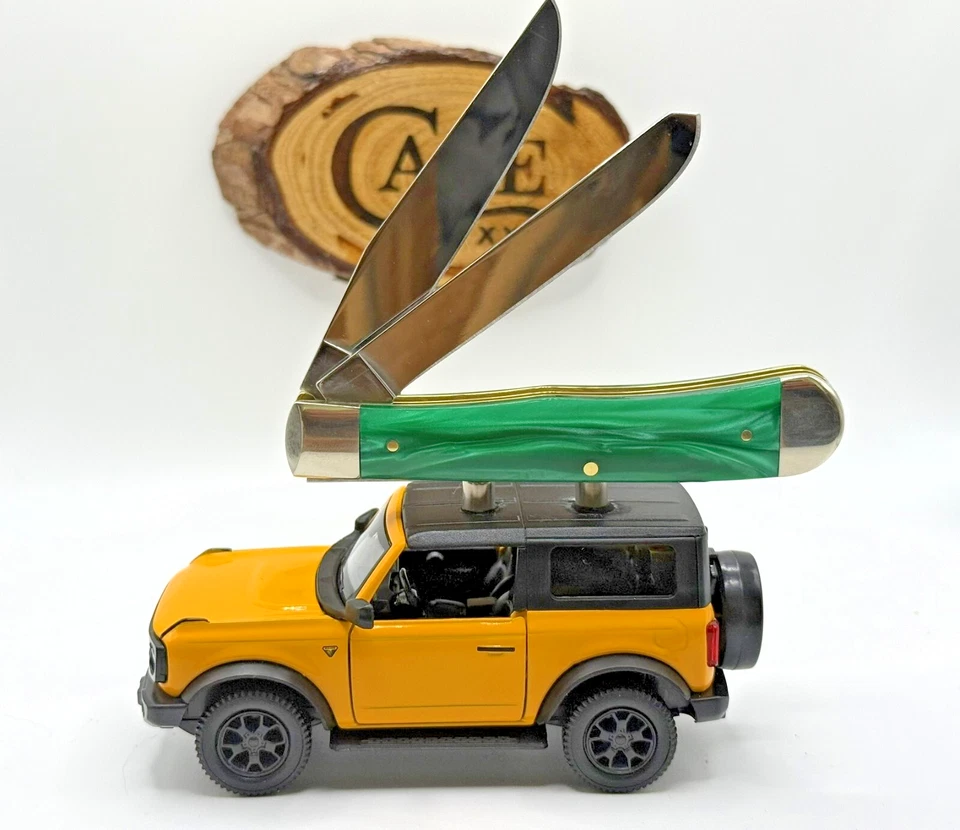 Case XX™ John Deere 绿色珍珠 Kirinite Trapper 带压铸野马展示 — 第 4/4 张图片