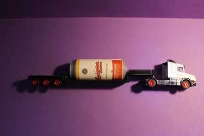 Werbetruckmodell Budweiser US Truck mit liegender Bierdose auf TL
