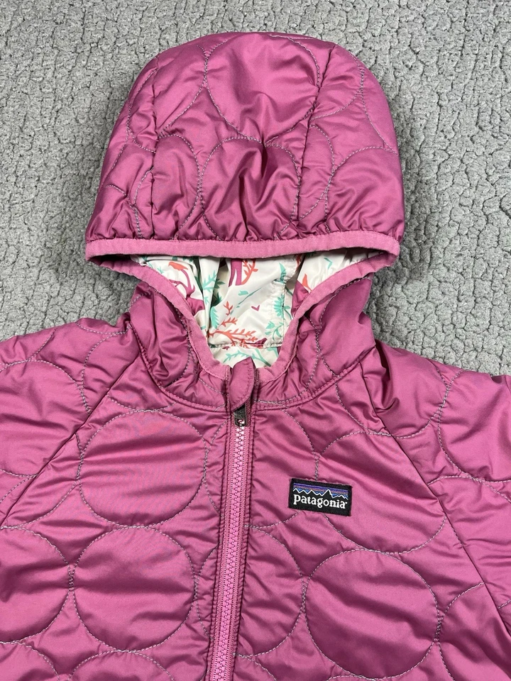 Chaqueta con Capucha Patagonia Niño Pequeño Reversible Puff - Rosa/Ciervo Estampado Floral 2T/3T Foto 2 de 4